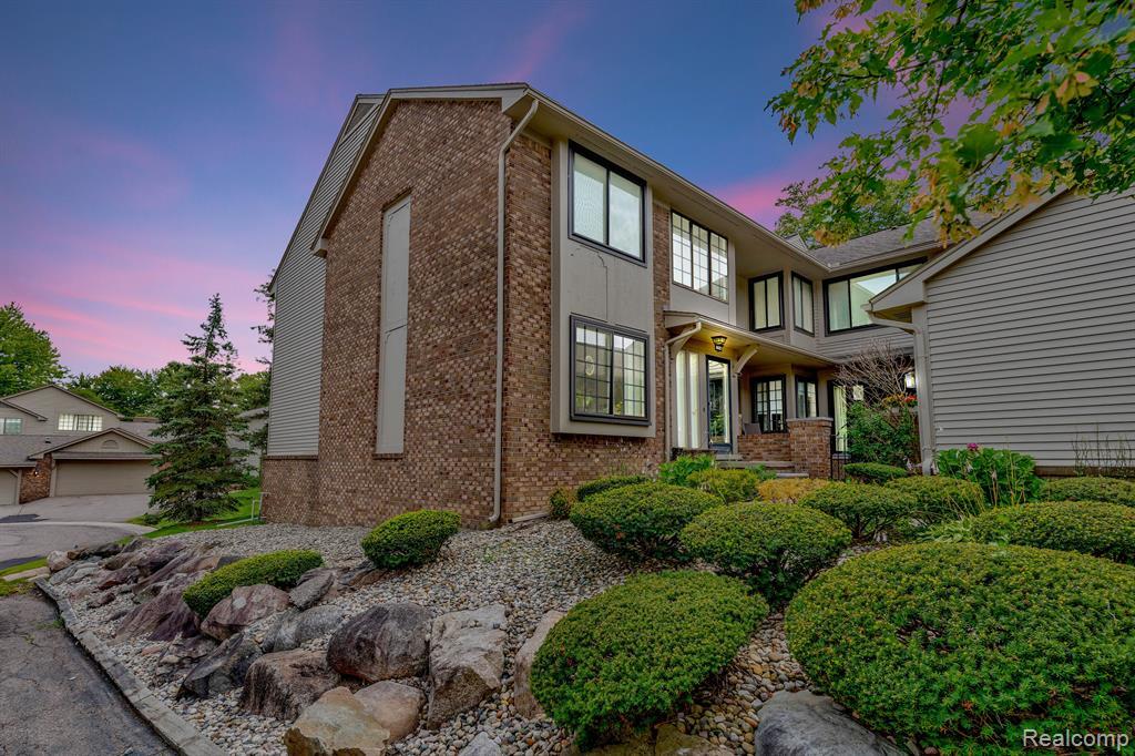 7258 Creeks Bend Dr, West Bloomfield Township, MI 48322 Condo for