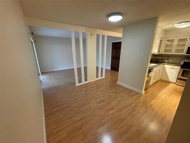 Building Photo - 6910 Hart Ln