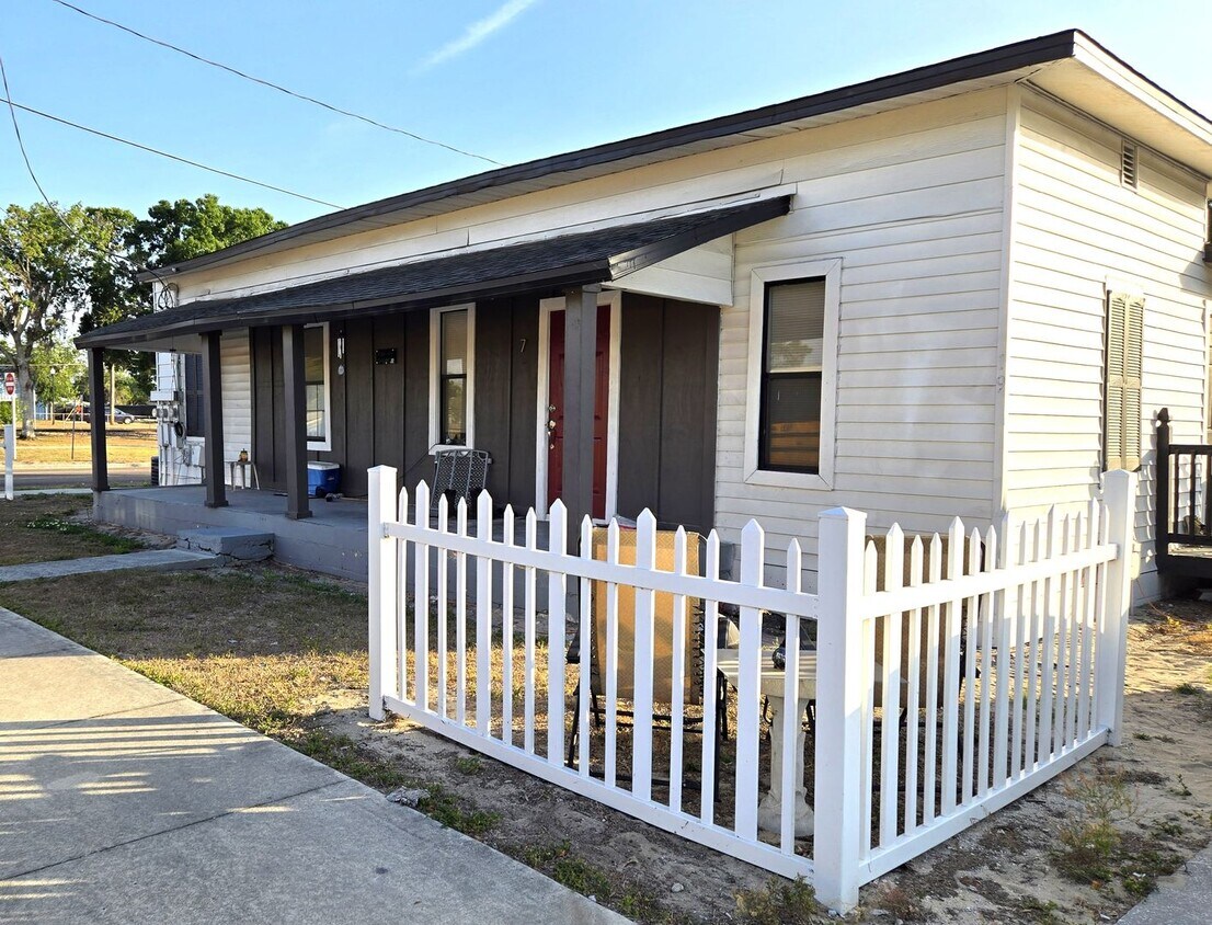 Foto principal - Cozy 1 Bedroom Apartment in Eagle Ave