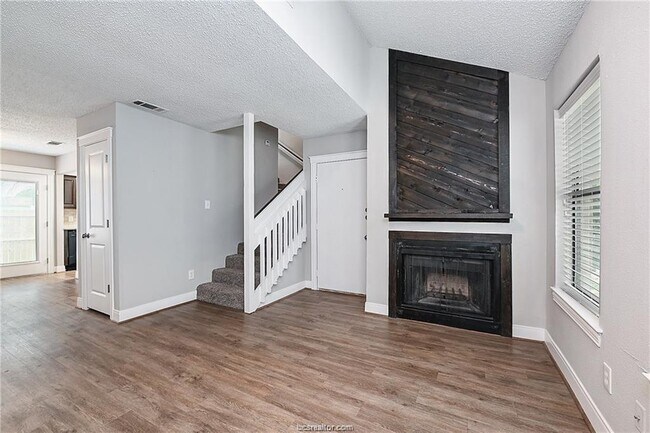 Building Photo - 2320 Jaguar Dr
