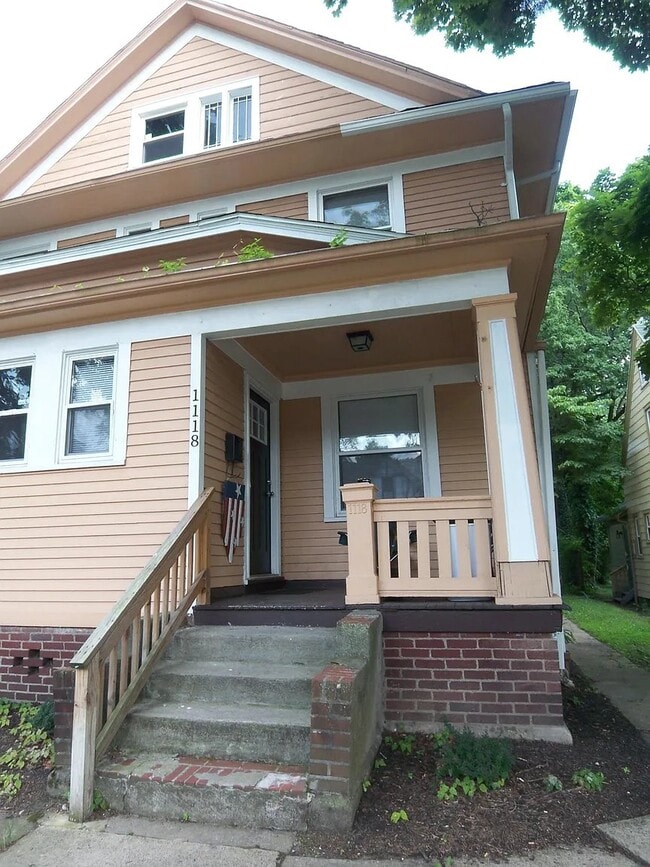 Building Photo - 1118 S Plymouth Ave