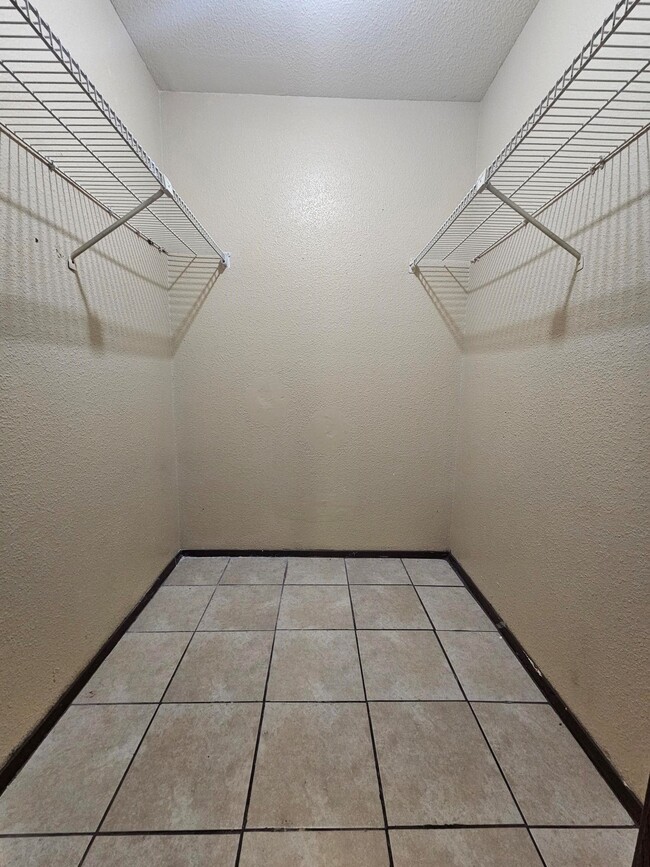Building Photo - 13480 S Thorntree Dr