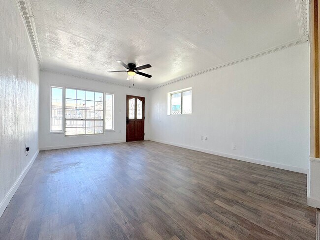 Building Photo - Central El Paso 2bed/1.5bath REFRIG A/C!
