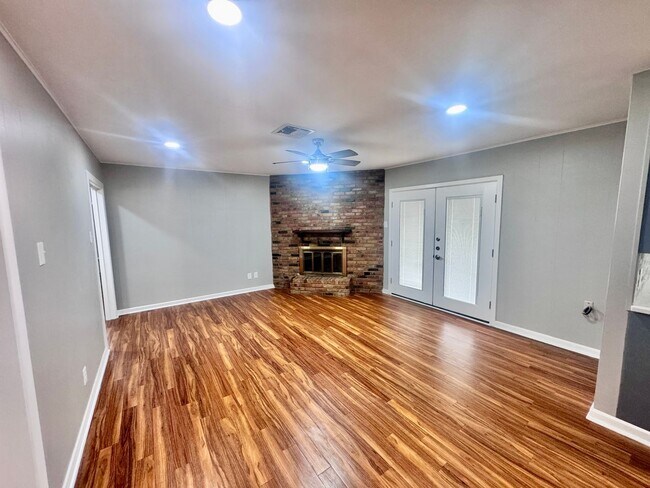 Building Photo - Newly Renovated Woodway Home