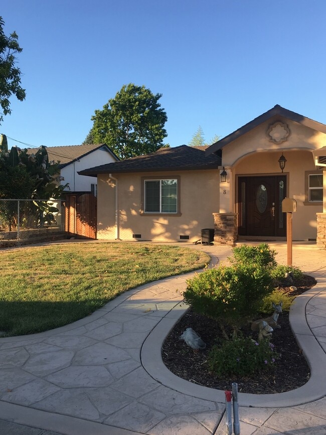 Building Photo - Gorgeous, 3 bedroom, 2.5 bath home, ready for move in