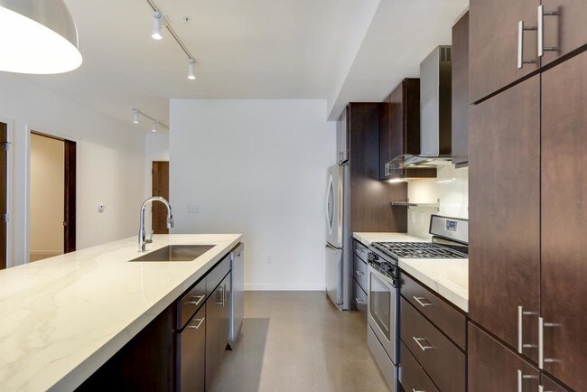 Foto del edificio - 1710 E Lake St