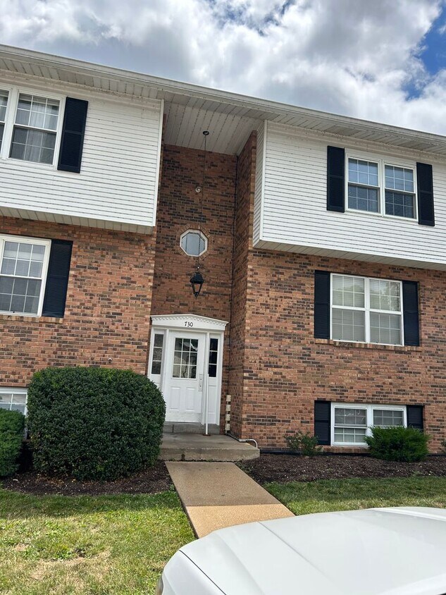 Primary Photo - Top Level 2 Bed 1 Bath Condo in Washington