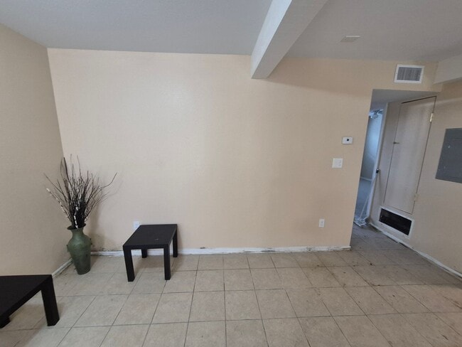 Building Photo - 3718 Pleasanton Rd