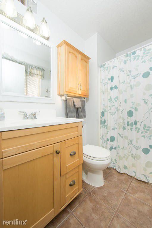 Foto del edificio - 8812 Peony Ct NE