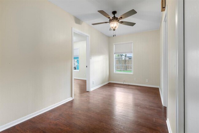Building Photo - 506 S Oak St