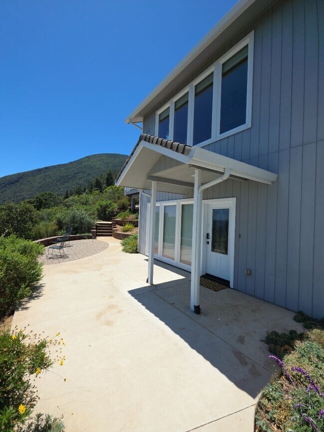 Building Photo - Stunning Lake Views in Riviera West