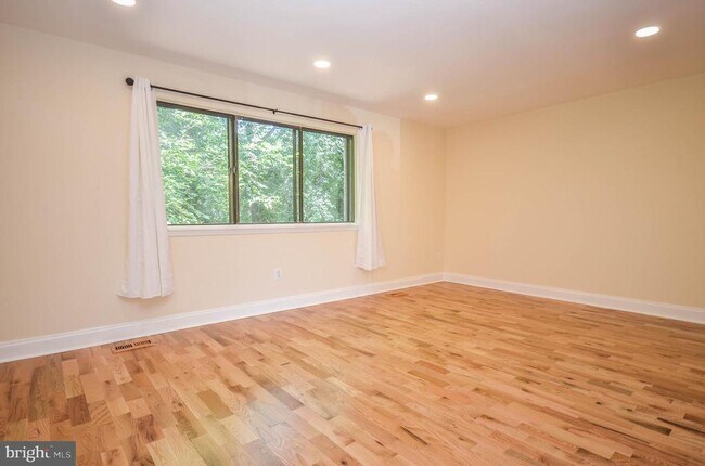 Foto del edificio - 7447 Hickory Log Cir