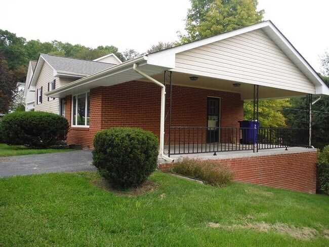 Building Photo - Blacksburg, 3 BR / 2 BA, Available Feb 1st