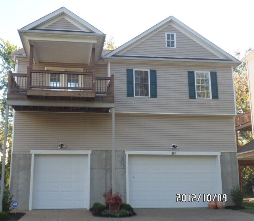 Building Photo - 907 W Riverside Dr
