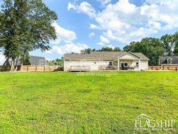 Foto del edificio - 105 Holden Ct