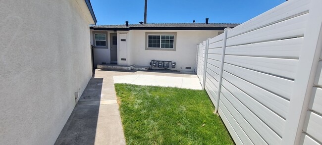 Building Photo - Remodeled 1 Bedroom Unit in Orange