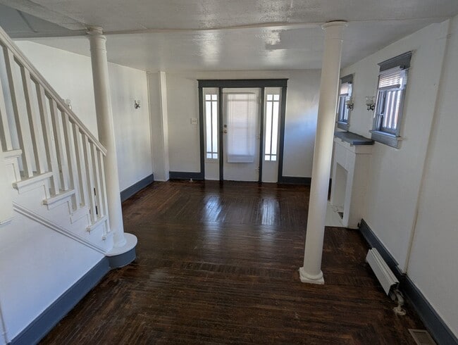 Building Photo - 2 bedroom Row Home