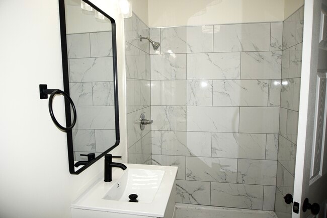 Building Photo - 4313 S King Dr