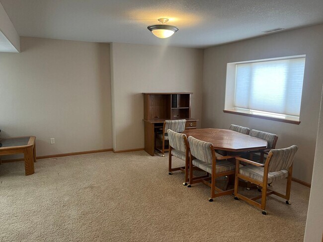 Foto del edificio - ~ APPLICATIONS PENDING ~ 4 Bedroom, 3 Bath...