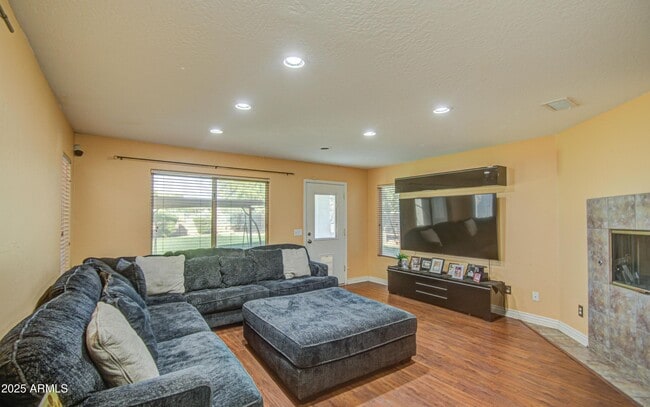 Building Photo - 13556 W Desert Flower Dr