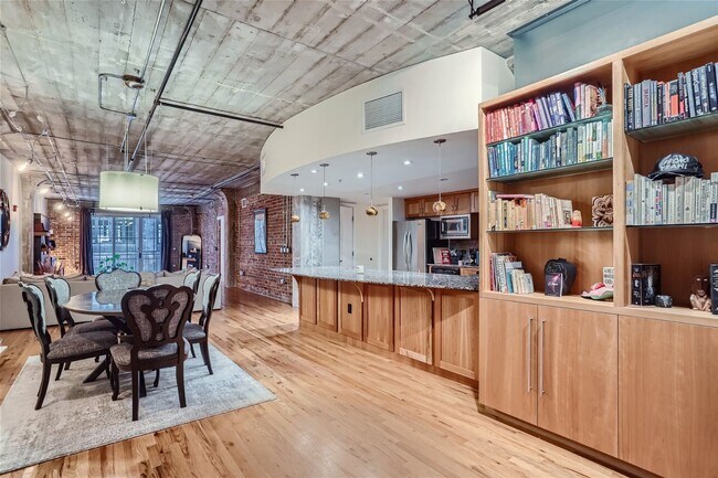 Foto del edificio - Evolve Real Estate: Spacious 2 Beds/2 Baths Loft With Balcony! Open Concept With Industrial Charm!