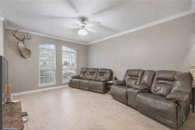 Building Photo - Available for SHORT TERM or 1 yr