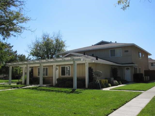 Building Photo - 2109 Chrysler Dr