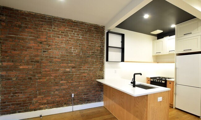 Building Photo - 437 Throop Ave