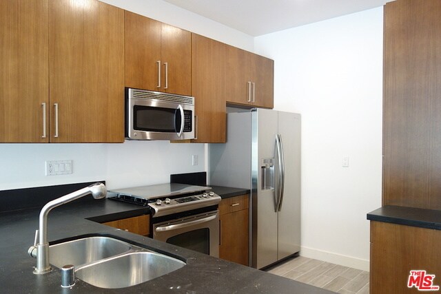 Foto del edificio - 6001 Carlton Way