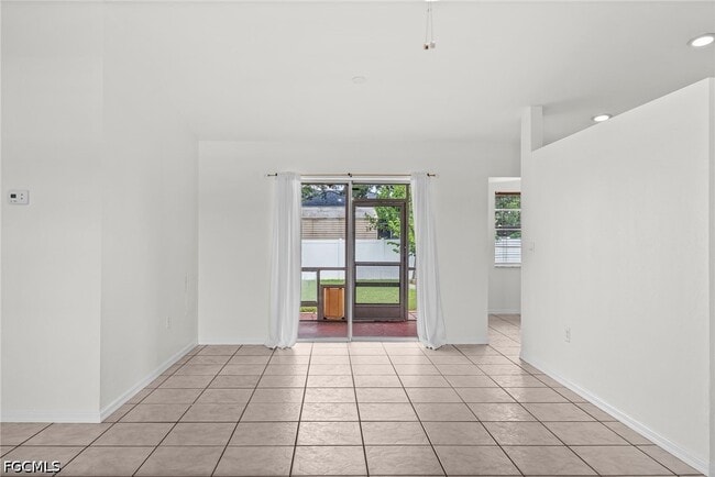 Building Photo - 1425 SW 10th St