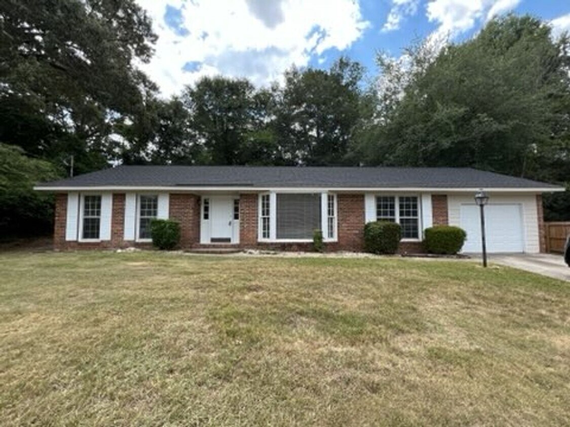 Foto principal - Newly updated 3 Bedroom/2 bath/bonus area ...