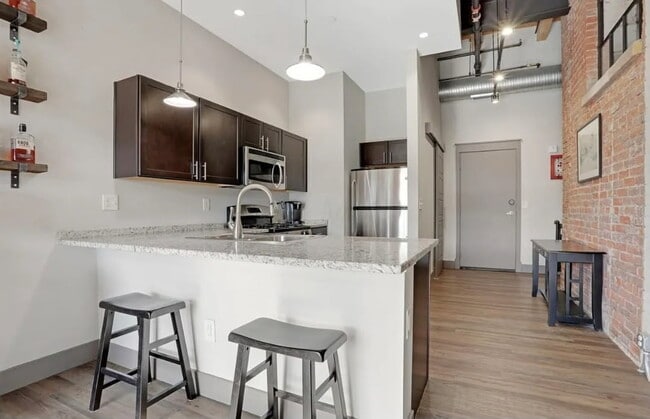 Building Photo - 570 S Front St