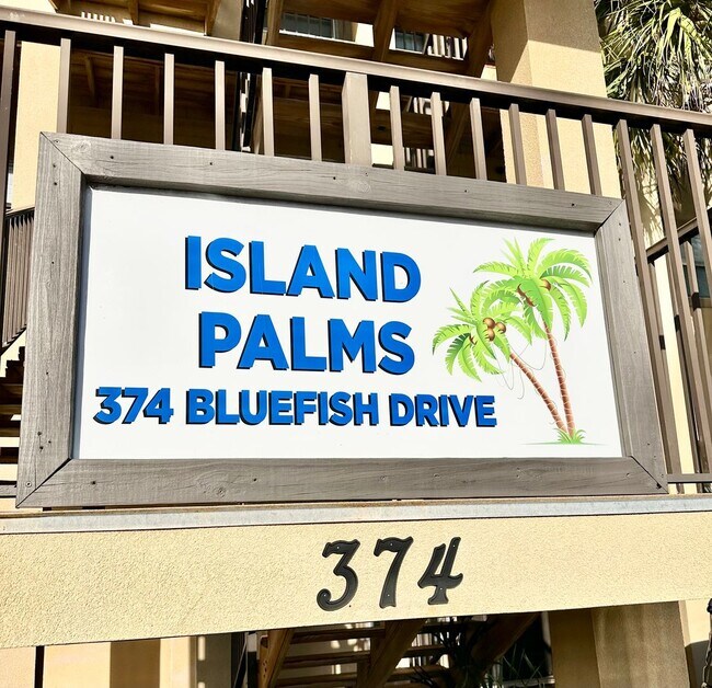 Building Photo - Furnished 2 bedroom condo 1 block from the beach w/ community pool!