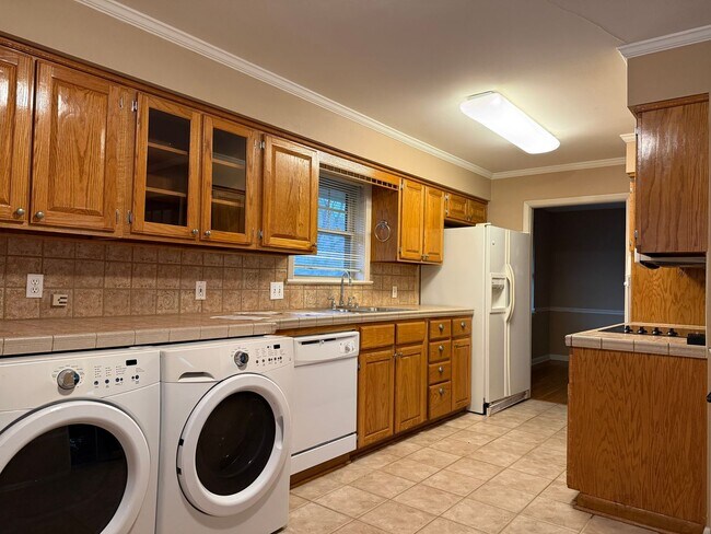 Building Photo - 323 Auburn Dr