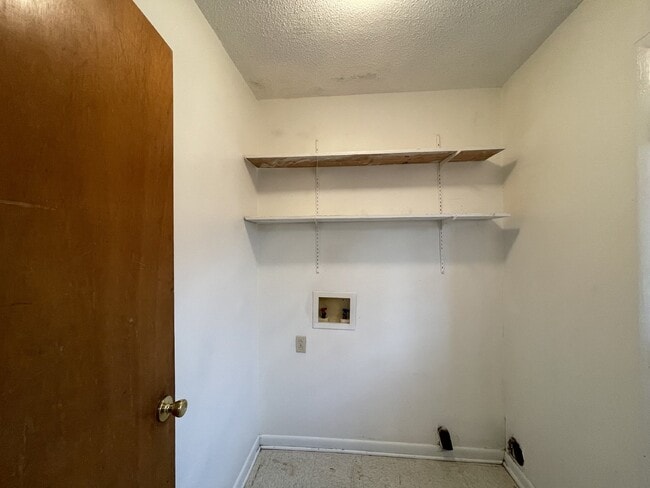 Building Photo - House For Rent