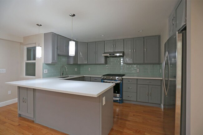 Foto del edificio - OPEN HOUSE: Thursday(2/15)6:40pm-7pm Large...