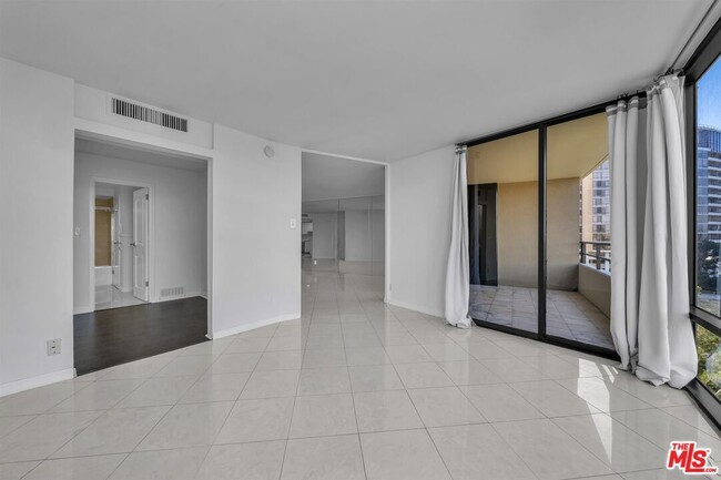 Building Photo - 4316 Marina City Dr