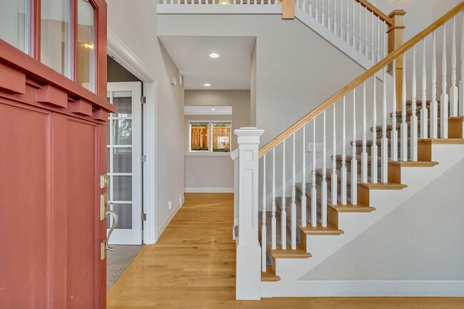 Building Photo - 4bed 3bath Modern Elegance with Stunning V...