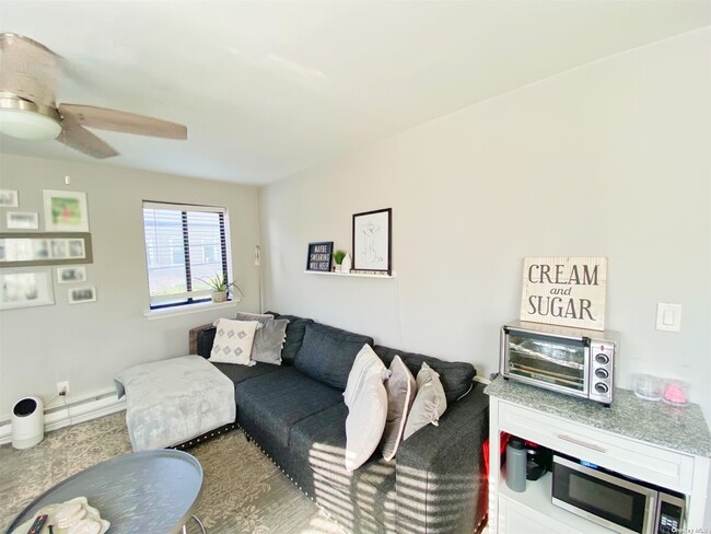 Foto del edificio - 61-54 Fresh Meadow Ln