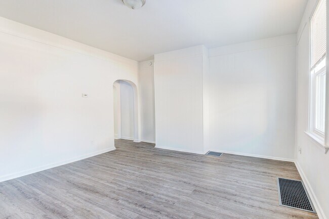 Building Photo - AVAILABLE MAY 2024 - Recently Renovated 2 ...