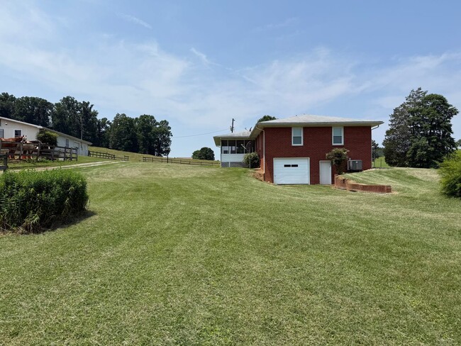 Building Photo - 2459 Middlesettlements Rd