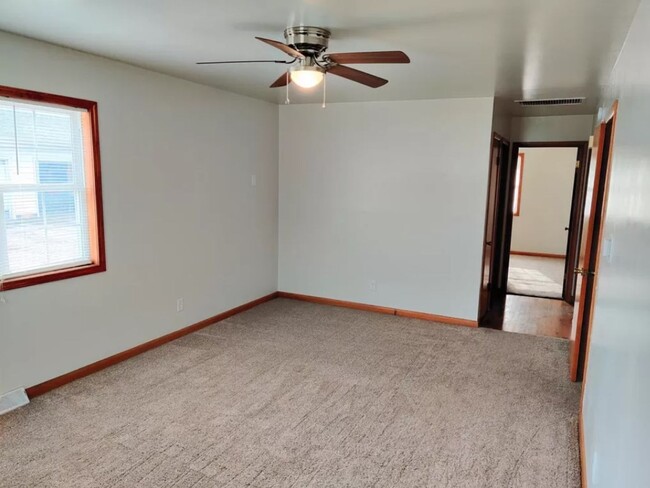 Building Photo - 2 bedroom, 1 bathroom duplex with covered ...