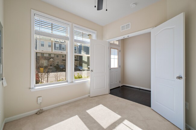 Building Photo - 828 Jarrett Ln