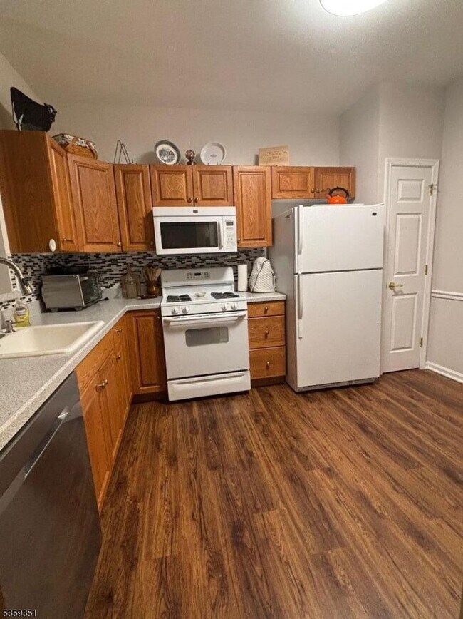 Foto del edificio - 6006 Brookfield Glen Dr
