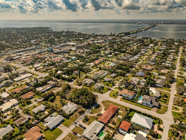 Building Photo - Beachside retreat in Indialantic!