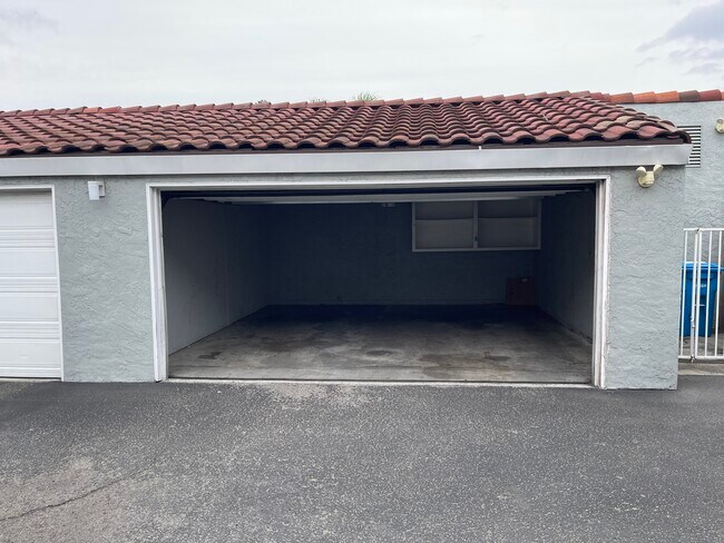 Garaje para dos coches - 1705 Monroe St