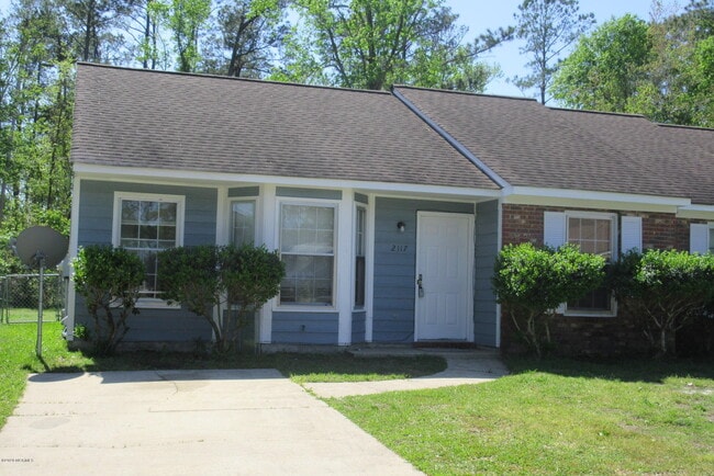 Building Photo - 2117 Rolling Ridge Dr