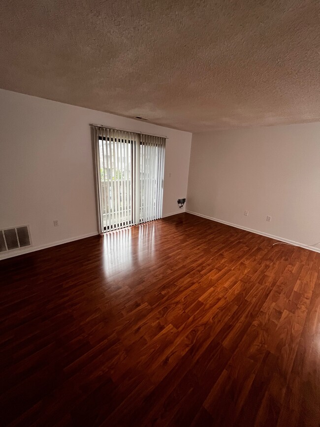 Sala de estar - 1914 Ravens Crest Dr