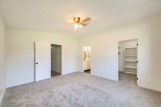 Foto del edificio - 2041 E Oakridge Ct