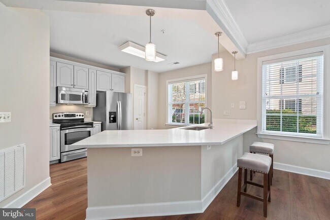 Building Photo - 15231 Royal Crest Dr
